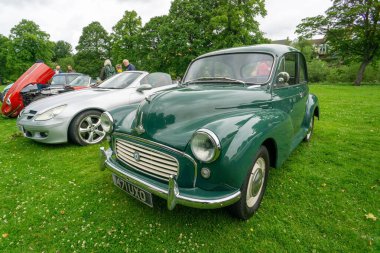 Morpeth Fair Day, Northumberland, İngiltere 'deki yeşil Morris Minor.