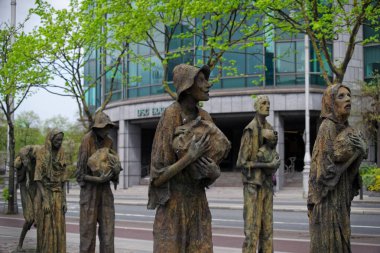 Dublin 'deki Büyük Kıtlık Anıtı. İrlandalılara adanmış bronz heykel 19. yüzyıl İrlanda Kıtlığı sırasında göç etmeye zorlandı. Seçici odak.