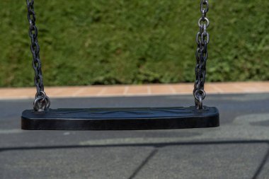 Zincirli yeşil çit arka planlı park salıncağı