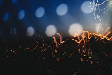 Gece vakti şehrin ışıklarının uzun pozlama görüntüsü.