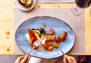 Restoranda mavi tabakta Caprese Salatası 'nın en iyi görüntüsü.