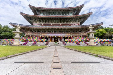 Jeju, Güney Kore 'de renkli balonlarla Yakcheonsa Tapınağı' nın dış tasarımı.