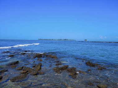 Çamurlu bir sahilden çekilen güzel bir deniz manzarası
