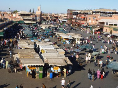 Jemaa el Fna Meydanı 1001 gecelik atmosferi sunan ünlü ve heyecan verici bir turistik merkezdir.!