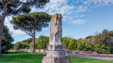 Ostia Antica, antik Roma liman şehrinin bulunduğu modern Ostia kasabasına yakın büyük bir arkeoloji alanıdır..