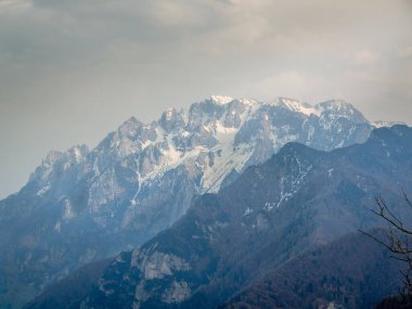 Kuzey İtalya 'da kar altında güzel bir dağ manzarası.