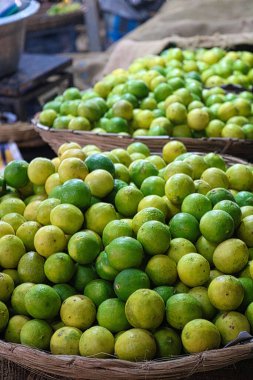 Hindistanın Pondicherry kentindeki yerel taze meyve pazarında taze limonların muhteşem bir karışımı..