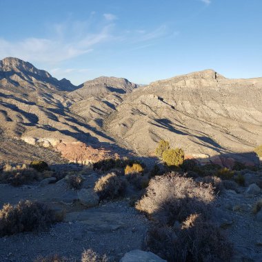 Güneşli bir günde güzel dağların havadan görünüşü