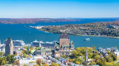 Quebec City, şehrin manzarası, arka planda Saint-Laurent nehri.