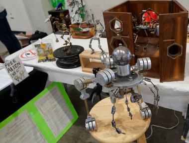 Maker Faire Bay Area 2019 'daki Yapıcı Mağazasında Mekanik Robotlar sergilendi