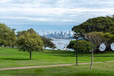 Sydney şehrinin karşısındaki güzel yeşil park. Avusturalya.