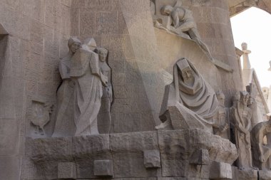Modern mimar Antoni Gaudi tarafından tasarlanan Sagrada Familia 'nın dış tarafındaki heykeller.