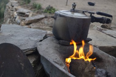 Kırsal alanda geleneksel bir yemek pişirme yöntemi.