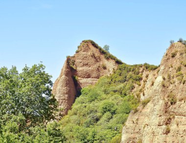 Las Medulas kasabası El Bierzo, Leon bölgesinde yer almaktadır. Bu küçük dağ kasabası yükselişin doğal başlangıcını simgeliyor..