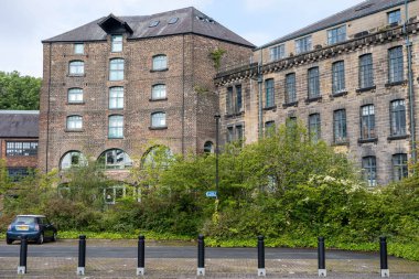 Ouseburn Kültür Bölgesi 'ndeki Seven Stories ve 36 Lime Caddesi' nin eski depo binalarının görüntüsü, Newcastle on Tyne, İngiltere