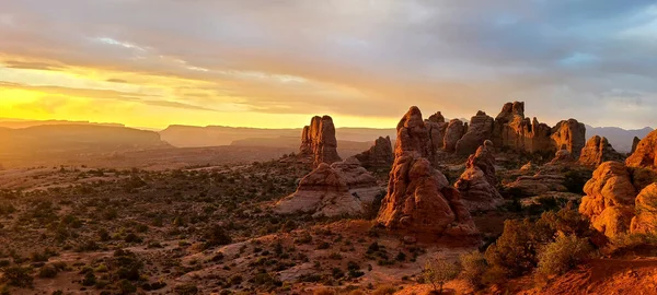 Ein Panoramablick Auf Felsformationen Einer Wüste Mit Grünen Sträuchern Bei — Stockfoto