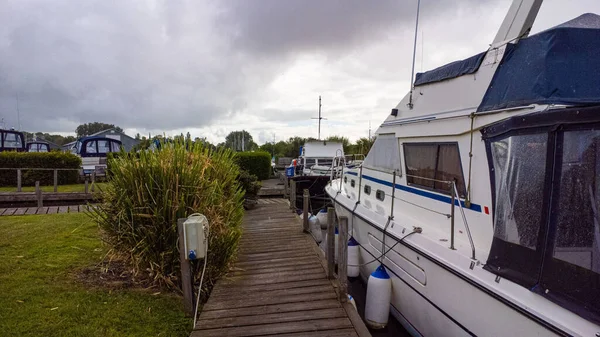 Uma Vista Panorâmica Marina Brundall Bay Com Amarrações Bela Norfolk — Fotografia de Stock