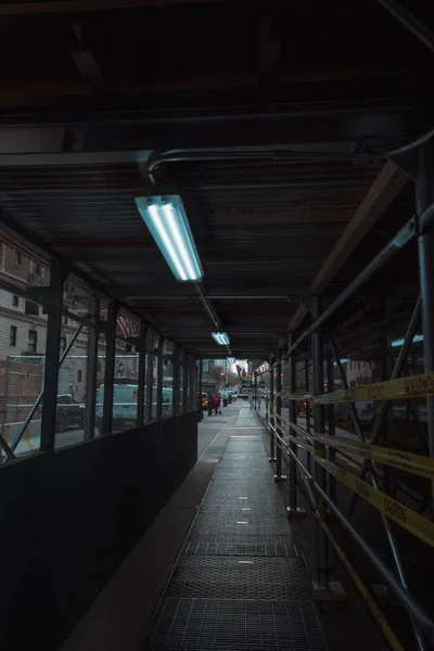 纽约市一条带有黄色警戒带的人行道的垂直截图 — 图库照片