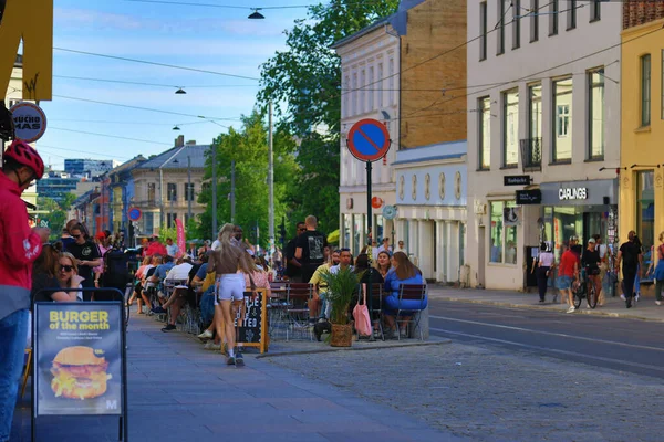 Restaurace Hosté Pěší Ulici Olaf Rye Náměstí Oslo Norsko — Stock fotografie