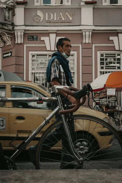 Vertikal Bild Äldre Man Och Taxi Som Passerar Gatorna Manizales — Stockfoto