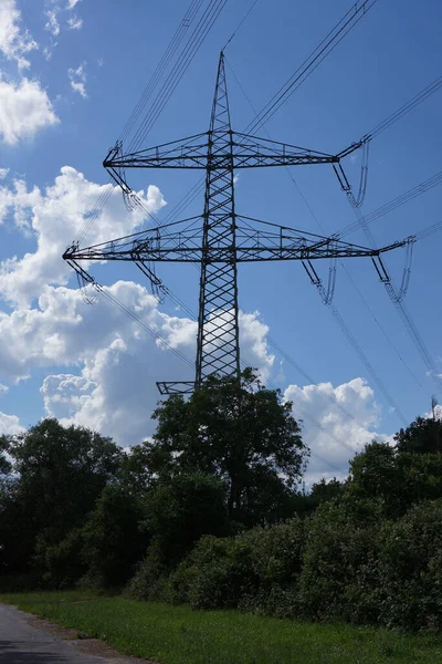 Silhouet Van Een Hoogspanningspyloon Voor Blauw Witte Hemel Bij Een — Stockfoto