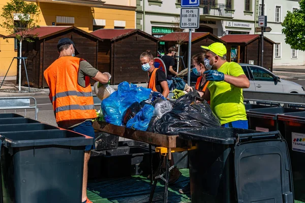Čtyři Pracovníci Zaměstnaní Zpracováním Tříděním Odpadu Masarykově Náměstí Hodonín Česká — Stock fotografie