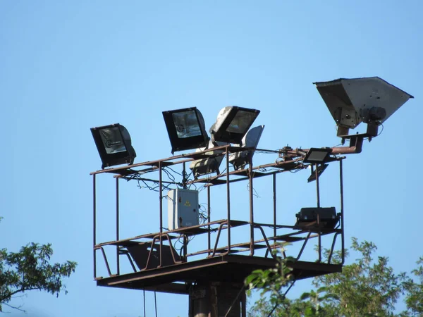 Topo Uma Torre Holofotes Uma Ferrovia — Fotografia de Stock