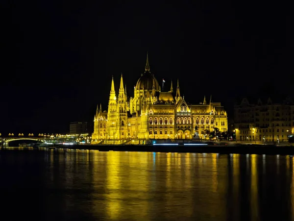 Uma Bela Foto Edifício Parlamento Húngaro Refletindo Suas Luzes Sobre — Fotografia de Stock