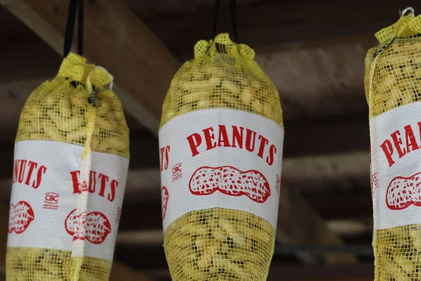 Gros Tas Sacs Suspendus Arachides Vendu Magasin — Photo