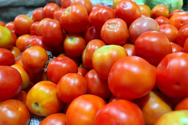 Hindistan 'ın Pondicherry kentindeki yerel bir Hint Taze sebze pazarında olgunlaşmış güzel domatesler..