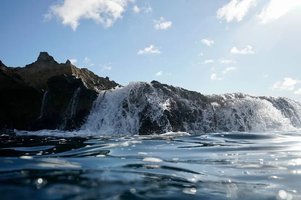 Una Hermosa Toma Una Gran Ola Salpicando Playa Rocosa —  Fotos de Stock