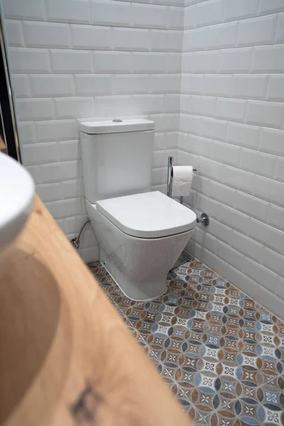 Colpo Verticale Servizi Igienici Bianchi Ornamento Pavimento Ceramica Bagno — Foto Stock