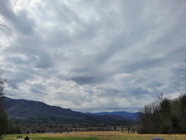 Une Vue Panoramique Horizon Majestueux Dessus Des Montagnes Des Champs — Photo