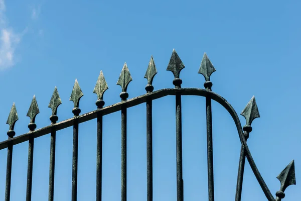 青い空に対して鋭い矢印を持つ金属製のフェンスの選択 — ストック写真