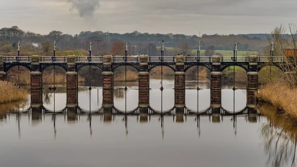 Scenic View Dutton Locks Reflecting River Weaver Cheshire England — Stock Photo, Image