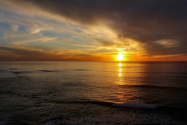 Eine Schöne Aufnahme Des Sonnenuntergangs Der Sich Meer Spiegelt — Stockfoto