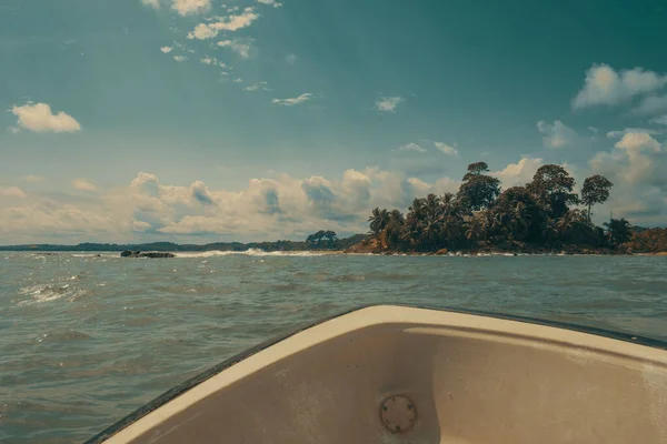 Una Hermosa Vista Costa Bordeada Árboles Con Barco Primer Plano — Foto de Stock