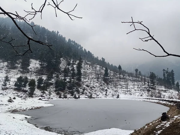Ein Schöner Blick Auf Einen Zugefrorenen See Auf Einem Hügel — Stockfoto
