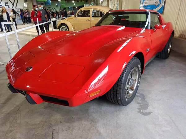 1968 1976年通用汽车公司推出的老式红色运动雪佛兰Corvette Stingray双门跑车 经典的赛车肌肉车 2022年世博会 — 图库照片