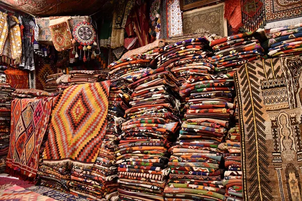 土耳其卡帕多西亚戈雷梅的一家地毯经销商那里有许多色彩艳丽的东方地毯 — 图库照片