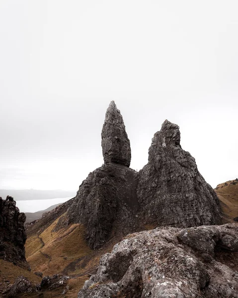 Plano Vertical Hermosas Formaciones Piedra Isla Rural Skye Escocia — Foto de Stock