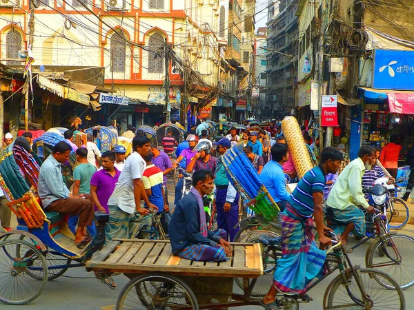 Zajęta Chaotyczna Ulica Dhace Bangladesz Pełna Pięknych Kolorowych Rikszi Jest — Zdjęcie stockowe