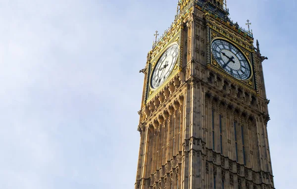 Londra Daki Ünlü Big Ben Kulesinin Alçak Açılı Görüntüsü — Stok fotoğraf