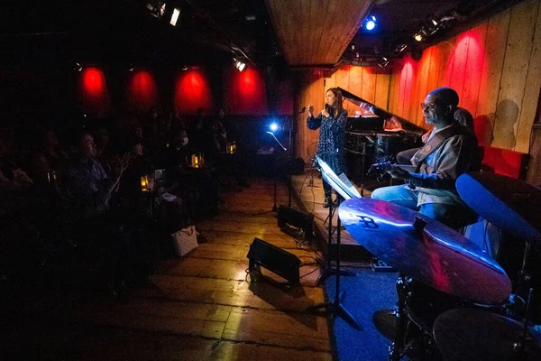 Erika Matsuon Live Jazz Esitys Rockwood Music Hallissa Vaihe Nyc — kuvapankkivalokuva