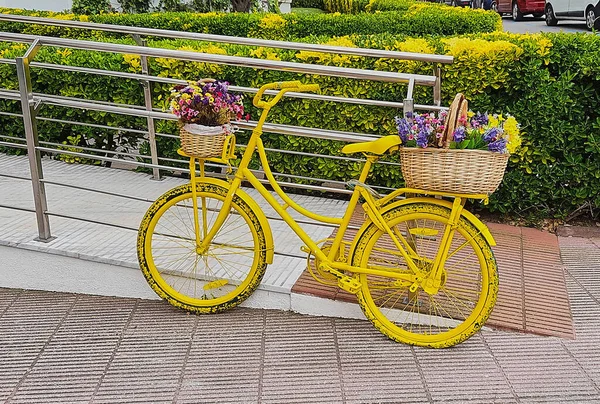 Gelbes Fahrrad Mit Körben Voller Bunter Blumen Dekoriert — Stockfoto