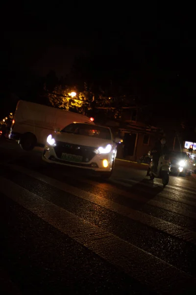 上海街道上夜间车辆垂直拍摄的照片 — 图库照片