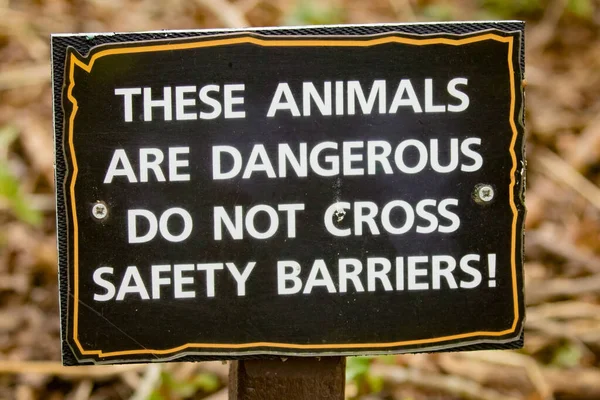 危険動物の黒い長方形の標識警告と安全上の障壁を横断しない — ストック写真