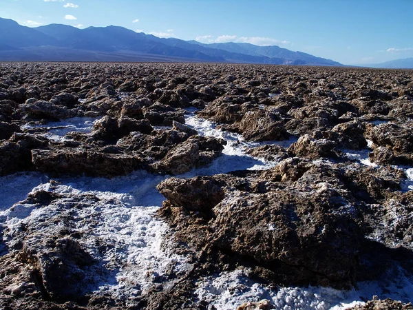 Una Hermosa Vista Valle Cubierto Nieve Con Montañas Fondo —  Fotos de Stock