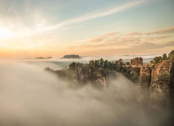 Ein Mystischer Morgendlicher Sonnenaufgang Auf Einem Berg Mit Viel Nebel — Stockfoto