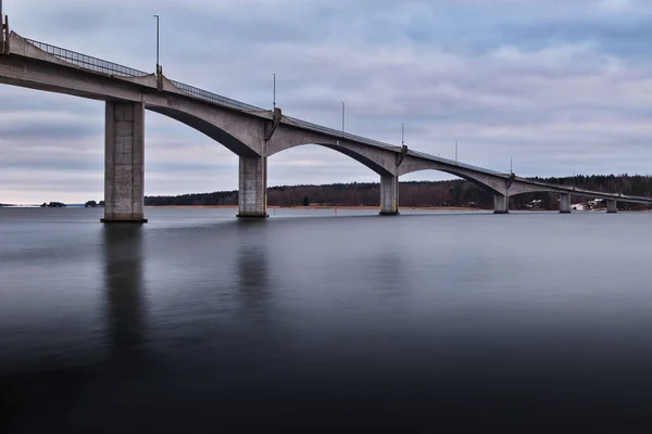 Ponte Sull Acqua Sullo Sfondo Del Cielo Nuvoloso Lunga Esposizione — Foto Stock